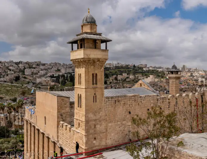 تصعيد اعتداءات المستوطنين في الضفة وانتهاكات بحق المسجد الإبراهيمي